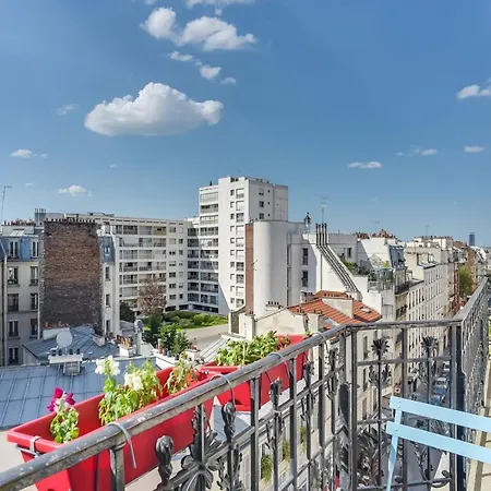 Apartment Parisian In Montmarte By Guestready
